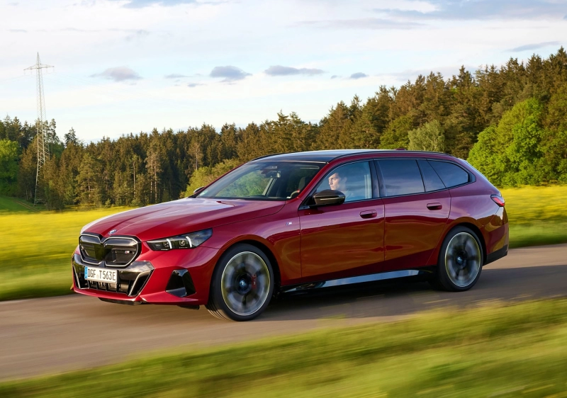 BMW i5 Touring - Inovație Electrică și Performanță Premium în Mobilitatea Viitorului